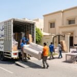 فريق عمل محترف يقوم بتغليف وتحميل الأثاث بأمان داخل سيارة نقل مغلقة في منطقة مبارك الكبير بالكويت