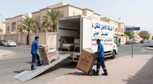 فريق عمل محترف يقوم بتغليف ونقل الأثاث بعناية فائقة في منطقة حولي بالكويت باستخدام شاحنات نقل مجهزة وأحدث التقنيات